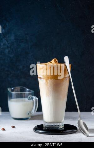 Dalgona Kaffee. Trendy Cremigen Schlagsahne Kaffee. Koreanischer Kaltsommer Drink. Stockfoto