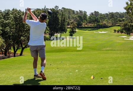 Mann, der Golf spielt auf dem Quinta do Lago Golfplatz - Algarve - Portugal Stockfoto