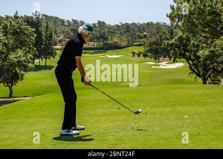 Mann, der Golf spielt auf dem Quinta do Lago Golfplatz - Algarve - Portugal Stockfoto