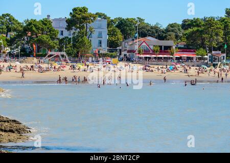 Saint-Palais-sur-Mer, Frankreich: An einem überfüllten Strand im Herzen dieses beliebten Badeorts an der französischen Atlantikküste können die Menschen die Sonne genießen. Stockfoto