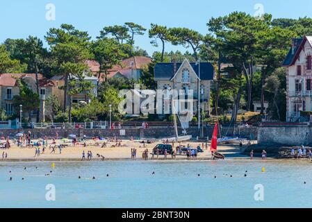 Saint-Palais-sur-Mer, Frankreich: An einem überfüllten Strand im Herzen dieses beliebten Badeorts an der französischen Atlantikküste können die Menschen die Sonne genießen. Stockfoto