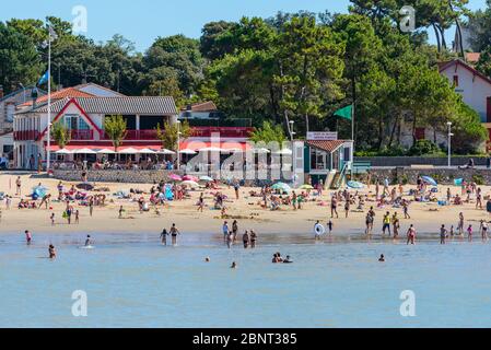 Saint-Palais-sur-Mer, Frankreich: An einem überfüllten Strand im Herzen dieses beliebten Badeorts an der französischen Atlantikküste können die Menschen die Sonne genießen. Stockfoto