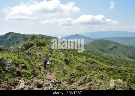 Ein Rückansicht von Wanderern vor Berghintergrund, Kenia Stockfoto
