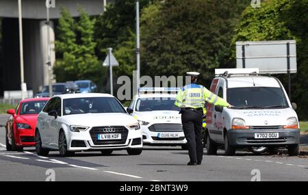 Brighton, Großbritannien. April 2020. Die Polizei führt auf der A23 nördlich von Brighton eine Fahrzeugstoppkontrolle durch, während Autofahrer nach der Einführung von Maßnahmen, um das Land aus der Blockierung zu bringen, in die Stadt und an die Küste einreisen. Quelle: James Boardman/Alamy Live News Stockfoto