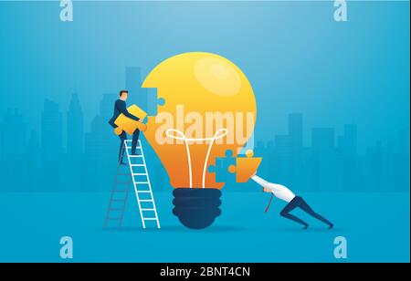Geschäftsmann setzen das Puzzle lightblub zusammen. Kreatives Konzept. Stockfoto
