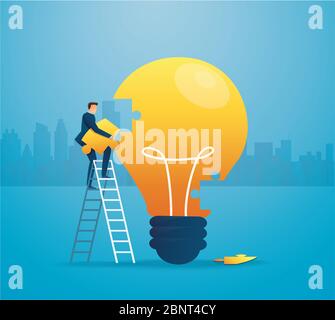 Geschäftsmann setzen das Puzzle lightblub zusammen. Kreatives Konzept. Stockfoto