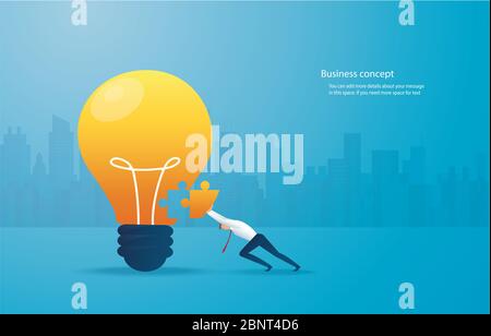 Geschäftsmann setzen das Puzzle lightblub zusammen. Kreatives Konzept. Stockfoto