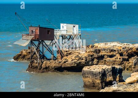 Saint-Palais-sur-Mer, Frankreich: Traditionelle Fischerhütten auf Stelzen mit Fischernetzen, die typisch für diese Gegend sind. Stockfoto