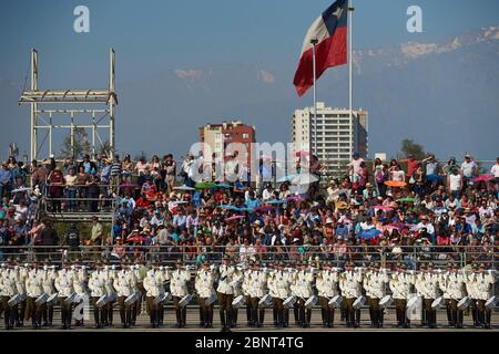 Der Carabinero marschiert bei der jährlichen Militärparade im Rahmen der Fiestas Patrias-gedenkfeiern in Santiago, Chile. Stockfoto