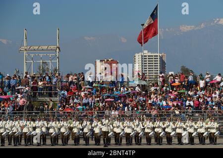 Der Carabinero marschiert bei der jährlichen Militärparade im Rahmen der Fiestas Patrias-gedenkfeiern in Santiago, Chile. Stockfoto