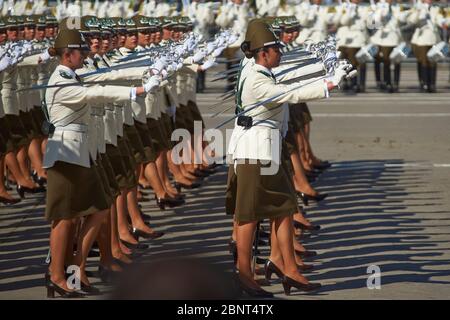 Der Carabinero marschiert bei der jährlichen Militärparade im Rahmen der Fiestas Patrias-gedenkfeiern in Santiago, Chile. Stockfoto