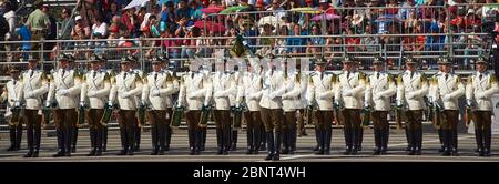 Der Carabinero marschiert bei der jährlichen Militärparade im Rahmen der Fiestas Patrias-gedenkfeiern in Santiago, Chile. Stockfoto