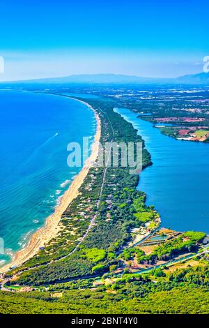 Panorama-aufnahme des Lungomare Di Sabaudia und den See von Sabaudia aus der Picco di Circe, Sabaudia, Italien Stockfoto