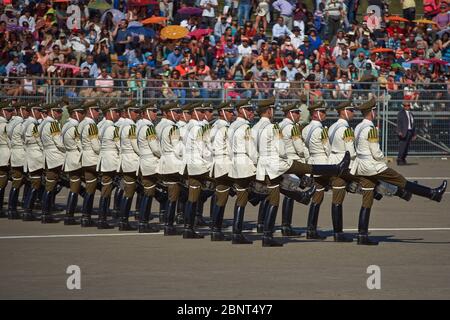 Der Carabinero marschiert bei der jährlichen Militärparade im Rahmen der Fiestas Patrias-gedenkfeiern in Santiago, Chile. Stockfoto