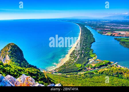 Panorama-aufnahme des Lungomare Di Sabaudia und den See von Sabaudia aus der Picco di Circe, Sabaudia, Italien Stockfoto