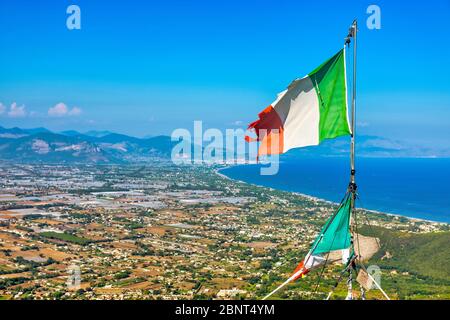 Italienische Flagge auf dem Picco di Circe und Blick auf San Felice Circeo Stockfoto