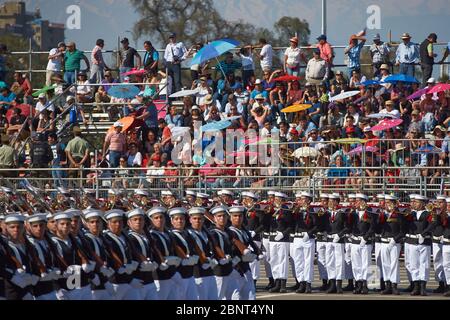 Mitglieder der Armada de Chile marschieren während der jährlichen Militärparade im Rahmen der Fiestas Patrias gedenkfeiern in Santiago, Chile vorbei. Stockfoto