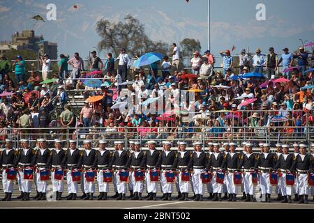 Mitglieder der Armada de Chile marschieren während der jährlichen Militärparade im Rahmen der Fiestas Patrias gedenkfeiern in Santiago, Chile vorbei. Stockfoto