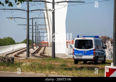 Kehl, Deutschland. Mai 2020. Ein Einsatzfahrzeug der Bundespolizei befindet sich in der Nähe der Europabrücke am Grenzübergang nach Frankreich. Die Kontrollen an den Grenzübergängen zwischen Baden-Württemberg und Frankreich sollen gelockert werden - aber die Franzosen dürfen noch immer nicht einfach zum Einkaufen nach Deutschland fahren. Deutsche müssen noch einen französischen Pass mit ihrem Einreisegrund ausfüllen. Quelle: Philipp von Ditfurth/dpa/Alamy Live News Stockfoto