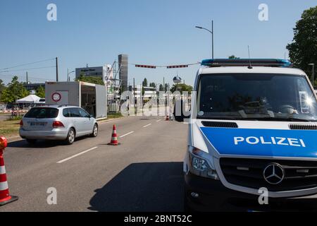 Kehl, Deutschland. Mai 2020. Ein Einsatzfahrzeug der Bundespolizei wird an einem Grenzübergang geparkt, wo Fahrer, die aus Frankreich einreisen, überprüft werden. An den Grenzübergängen zwischen Baden-Württemberg und Frankreich sollen die Kontrollen gelockert werden - aber die Franzosen dürfen noch immer nicht einfach zum Einkaufen nach Deutschland fahren. Deutsche müssen noch einen französischen Pass mit dem Grund für die Einreise nach Deutschland ausfüllen. Quelle: Philipp von Ditfurth/dpa/Alamy Live News Stockfoto