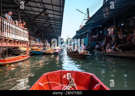 Ratchaburi, Damnoen Saduak / Thailand - 11. Februar 2020: Name dieses Ortes Damnoen Saduak Floating Market. Schwimmende Markt ist der beliebteste Ort in Stockfoto