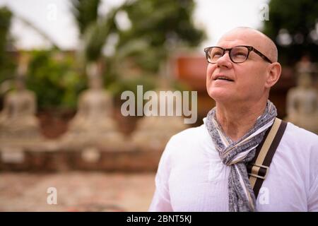 Porträt von glücklichen Senior Tourist Mann Urlaub in Ayutthaya Stockfoto