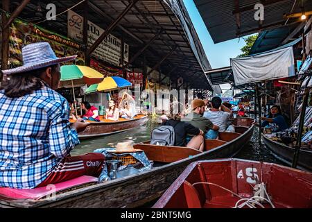 Ratchaburi, Damnoen Saduak / Thailand - 11. Februar 2020: Name dieses Ortes Damnoen Saduak Floating Market. Schwimmende Markt ist der beliebteste Ort in Stockfoto
