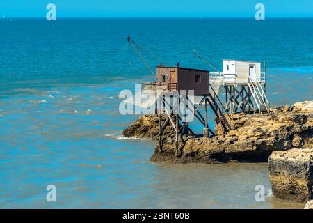 Saint-Palais-sur-Mer, Frankreich: Traditionelle Fischerhütten auf Stelzen mit Fischernetzen, die typisch für diese Gegend sind. Stockfoto