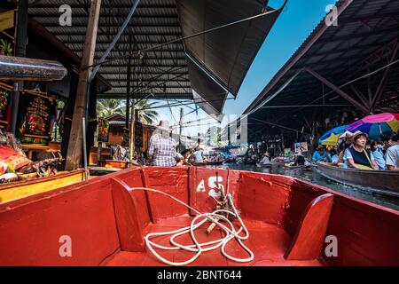 Ratchaburi, Damnoen Saduak / Thailand - 11. Februar 2020: Name dieses Ortes Damnoen Saduak Floating Market. Schwimmende Markt ist der beliebteste Ort in Stockfoto