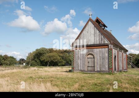 Hölzerner Wikinger-Tempel in der Mitte einer Wiese. Das Hotel liegt in Ribe, Dänemark. Religiöses Konzept Stockfoto