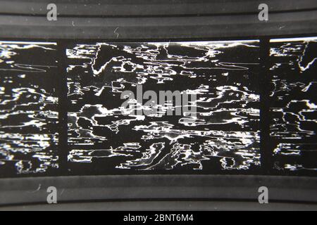 Feine 70er Jahre Vintage Kontakt Print schwarz-weiß extreme Fotografie eines abstrakten Stockfoto