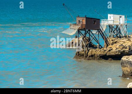 Saint-Palais-sur-Mer, Frankreich: Traditionelle Fischerhütten auf Stelzen mit Fischernetzen, die typisch für diese Gegend sind. Stockfoto