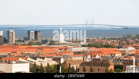 Panoramablick auf die Oresundbrücke, die Dänemark und Schweden vom Christianshavn-Viertel verbindet. Kommunikationskonzept Stockfoto