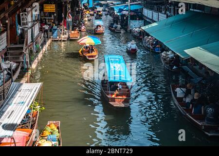 Ratchaburi, Damnoen Saduak / Thailand - 11. Februar 2020: Name dieses Ortes Damnoen Saduak Floating Market. Schwimmende Markt ist der beliebteste Ort in Stockfoto