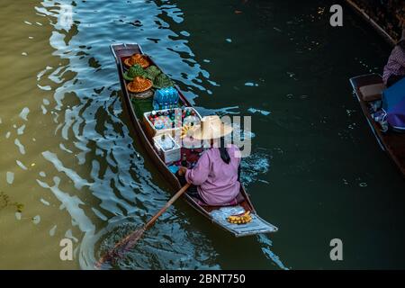 Ratchaburi, Damnoen Saduak / Thailand - 11. Februar 2020: Name dieses Ortes Damnoen Saduak Floating Market. Schwimmende Markt ist der beliebteste Ort in Stockfoto