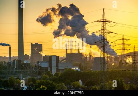 Blick über den Norden Essens, Richtung Bottrop, RWE Power AG Karnap Müllverbringungsanlage, Prosper Kokerei, ArcelorMittal, in Bottrop, NRW, Deutschland Stockfoto