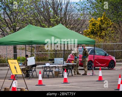 Cockenzie, East Lothian, Schottland, Vereinigtes Königreich. Mai 2020. Covid-19 Teststation: Das ehemalige Kraftwerk Cocenzie, das vom East Lothian Council von Scottish Power gekauft wurde, wird heute als Durchfahrt-Testzentrum COVID-19 eröffnet. Es wird vom Militär (51. Infanterie-Brigade) für Schlüsselarbeiter oder ein Mitglied ihrer Familie mit Symptomen betrieben. Es arbeitet als eigenständige Drive-Through-Anlage, in der Personen während der Tests im Fahrzeug verbleiben, als Teil der Test-, Trace- und Isolate-Strategie der schottischen Regierung. Nur ein Rinnsal von Autos ist zu sehen Stockfoto