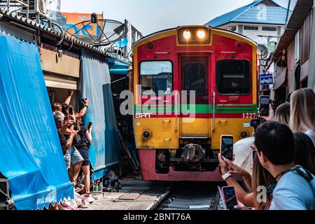 Mae Klong / Thailand - 11. Februar 2020: Name dieses Ortes Maeklong Railway Market oder bekannt als Maeklong Train Bazaar in Thailand Stockfoto