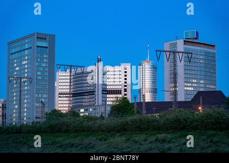 Skyline der Essener Innenstadt mit verschiedenen Verwaltungs- und Firmenzentralen von Großunternehmen wie RWE, EVONIK, Postbank, Essen, NRW, Deutschland Stockfoto