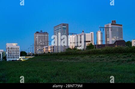 Skyline der Essener Innenstadt mit verschiedenen Verwaltungs- und Firmenzentralen von Großunternehmen wie RWE, EVONIK, Postbank, Essen, NRW, Deutschland Stockfoto