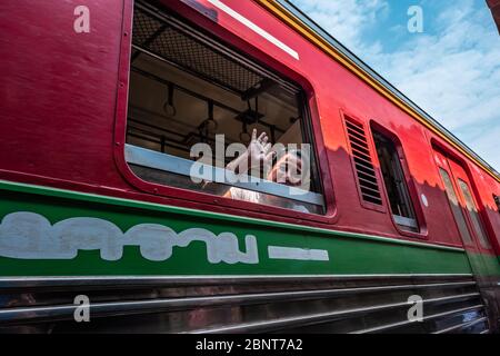 Mae Klong / Thailand - 11. Februar 2020: Name dieses Ortes Maeklong Railway Market oder bekannt als Maeklong Train Bazaar in Thailand Stockfoto