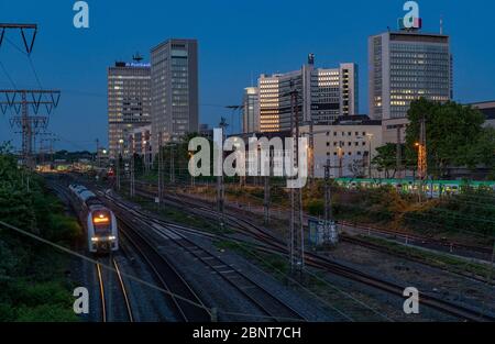 Skyline der Essener Innenstadt mit verschiedenen Verwaltungs- und Firmenzentralen von Großunternehmen wie RWE, EVONIK, Postbank, Essen, NRW, Deutschland Stockfoto