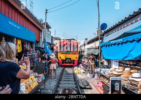 Mae Klong / Thailand - 11. Februar 2020: Name dieses Ortes Maeklong Railway Market oder bekannt als Maeklong Train Bazaar in Thailand Stockfoto