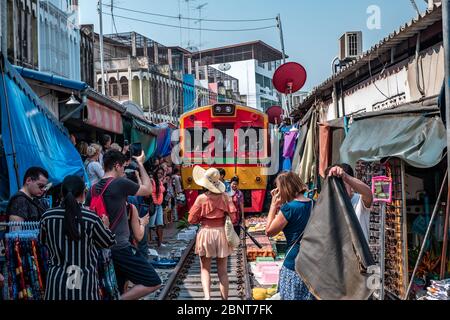 Mae Klong / Thailand - 11. Februar 2020: Name dieses Ortes Maeklong Railway Market oder bekannt als Maeklong Train Bazaar in Thailand Stockfoto