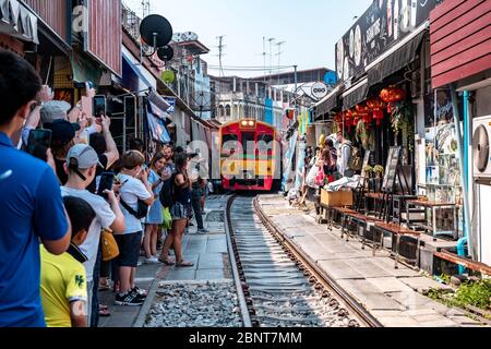 Mae Klong / Thailand - 11. Februar 2020: Name dieses Ortes Maeklong Railway Market oder bekannt als Maeklong Train Bazaar in Thailand Stockfoto