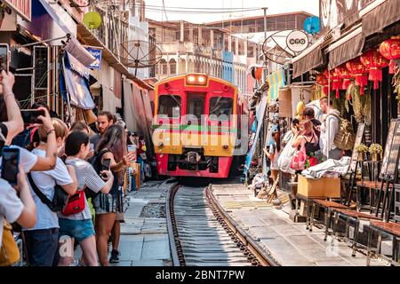 Mae Klong / Thailand - 11. Februar 2020: Name dieses Ortes Maeklong Railway Market oder bekannt als Maeklong Train Bazaar in Thailand Stockfoto