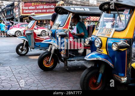 Downtown, Bangkok / Thailand - 12. Februar 2020: Name dieses Fahrzeugs Tuk Tuk oder Tuktuk, die Fahrzeuge haben drei Räder Stockfoto