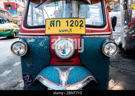 Downtown, Bangkok / Thailand - 12. Februar 2020: Name dieses Fahrzeugs Tuk Tuk oder Tuktuk, die Fahrzeuge haben drei Räder Stockfoto