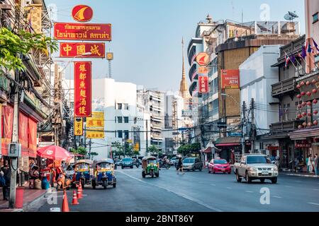 Yaowarat, Bangkok / Thailand - 11. Februar 2020: Stau in der Yaowarat Road sind Touristen als China Town oder Chinatown bekannt, Tagesfoto Stockfoto