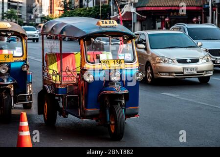 Downtown, Bangkok / Thailand - 12. Februar 2020: Name dieses Fahrzeugs Tuk Tuk oder Tuktuk, die Fahrzeuge haben drei Räder Stockfoto